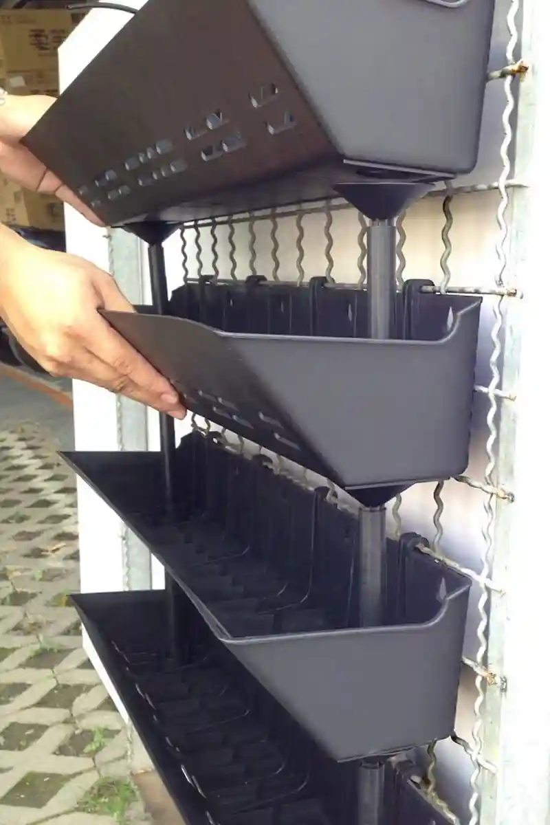 A través de cestas colgantes, fabricantes de macetas de plástico para jardín.