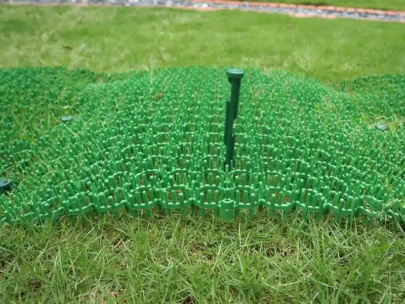 プラスチック製の草プロテクター