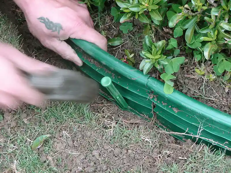 プラスチック製の芝生用スパイク